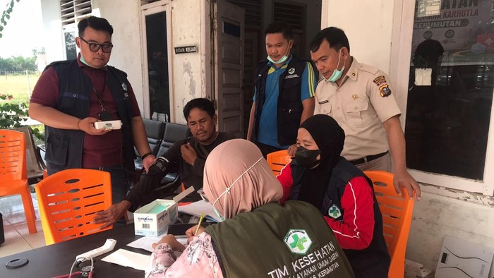 Tim Dokkes Polda Riau door to door mengecek kesehatan warga yang terdampak karhutla Kerumutan, Pelalawan, Minggu (23/8/2026).