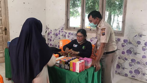 Tim Dokkes Polda Riau door to door mengecek kesehatan warga yang terdampak karhutla Kerumutan, Pelalawan, Minggu (23/8/2026).
