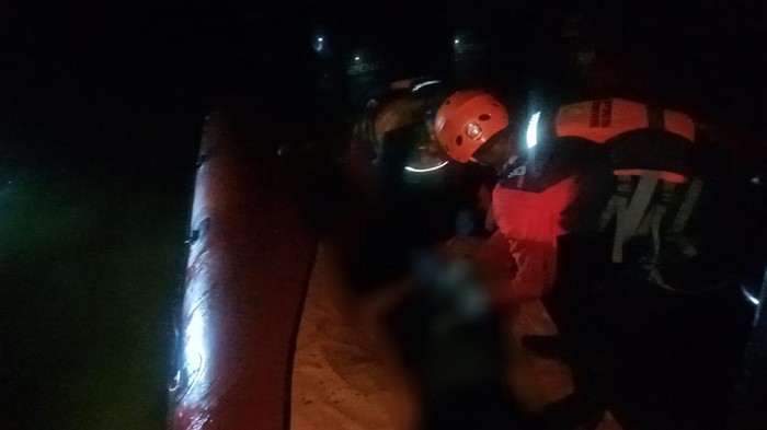 Tim SAR mengevakuasi jenazah ABK yang jatuh dari kapal di Sungai Musi