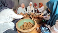 Pembuatan boreh membutuhkan waktu hampir sepekan. Sebab, racikan harus dihaluskan dan dipanggang secara berulang hingga menghasilkan aroma yang sesuai.
