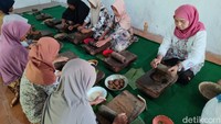 Sejumlah perempuan menghaluskan racikan boreh menggunakan alat tradisional berbahan batu. Proses mipis menjadi salah satu tahapan dalam pembuatan lulur khas Keraton Kasepuhan.