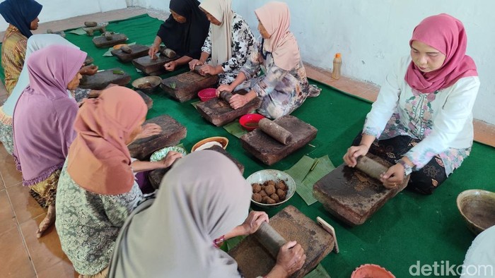 Tradisi Mipis Boreh di Keraton Kasepuhan Cirebon.