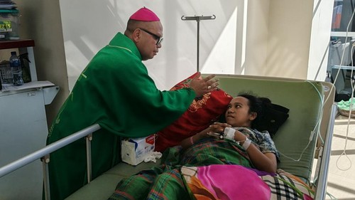 Uskup Labuan Bajo MgrMaksimus Regus memberi penguatan pasien korban gempa bumi di RSUD Komodo, Labuan Bajo, Manggarai Barat, NTT, Minggu (23/2026). (Dok. Komsos Keuskupan Labuan Bajo)