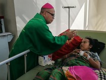 Kala Uskup Labuan Bajo Misa Minggu Bersama Korban Gempa di RSUD Komodo