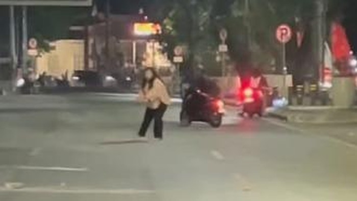Wanita diduga ODGJ lempar batu ke pengendara di Makassar.