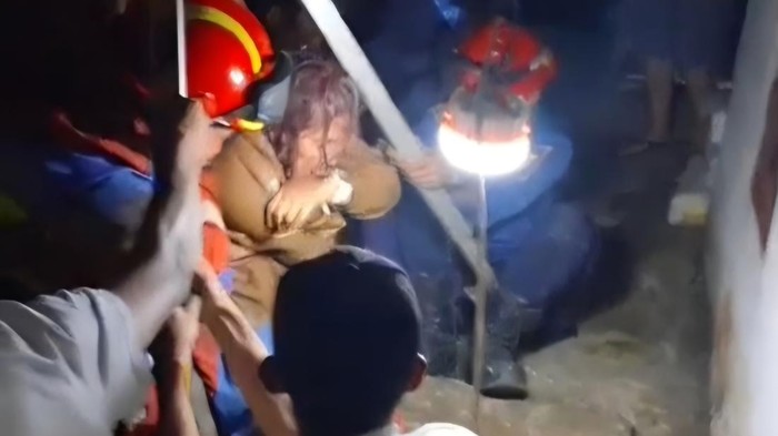 Wanita tercebur sumur 17 meter di Bogor dievakuasi damkar (dok. istimewa)