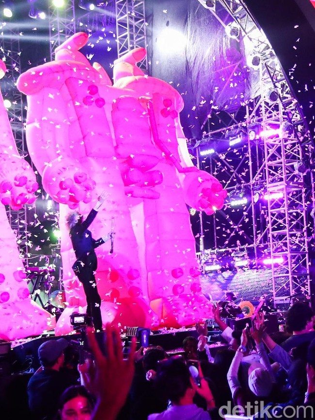 Balon Raksasa hingga Aksi Nyentrik Wayne Coyne Ramaikan LaLaLa Festival