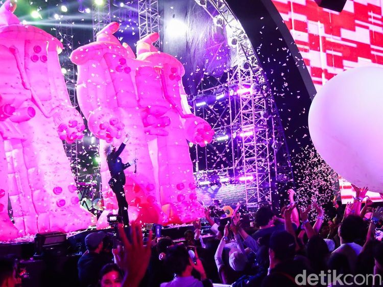 Balon Raksasa hingga Aksi Nyentrik Wayne Coyne Ramaikan LaLaLa Festival