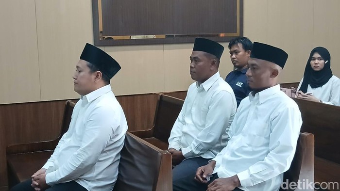 3 terdakwa saat menjalani persidangan di Pengadilan Negeri Blora.