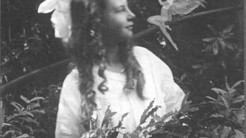 Pada tahun 1920, foto-foto peri yang diambil oleh dua sepupu, Frances Griffith dan Elsie Wright, menjadi sensasi global. Kedua gadis itu memotret peri-peri tersebut saat sedang bermain di kebun di belakang rumah Elsie di desa Cottingley. Ajaibnya, para ahli fotografi memeriksa foto-foto itu dan menyatakan mereka asli. Foto: Elsie Wright via Bored Panda
