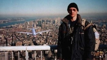 Beberapa hari setelah peristiwa 9/11, sebuah foto mulai bereda, memperlihatkan seorang turis di dek observasi World Trade Center dengan pesawat tampak di latar belakang. Konon diambil beberapa detik sebelum tabrakan terjadi. Kebohongan itu dengan cepat terbongkar. Jenis pesawatnya keliru, keterangan tanggal menunjukkan musim yang tidak sesuai, dan pakaian turis tersebut tidak cocok dengan kondisi cuaca bulan September. Akhirnya, seorang pria asal Hungaria muncul dan mengakui bahwa ia sengaja membuat foto tersebut sebagai sebuah hoaks. Foto: Wikipedia via Bored Panda  