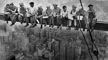 Foto pekerja yang makan di atas New York City ini ternyata sebuah settingan. Foto tersebut merupakan aksi publisitas yang dirancang untuk mempromosikan gedung baru itu. Para pekerja di dalamnya adalah pekerja konstruksi sungguhan, bukan model, namun mereka ditempatkan di sana secara khusus untuk keperluan pemotretan. Tujuannya adalah untuk menciptakan kehebohan serta memperlihatkan betapa berani dan modernnya proyek tersebut. Foto: Wikimedia Commons via Bored Panda