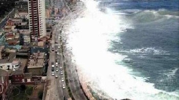 Ini bukanlah foto tsunami sungguhan, hanya buatan mengombinasikan lokasi dan waktu berbeda. Foto: National Disaster Education Association via Bored Panda