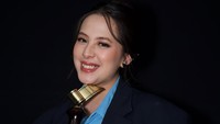 Adhisty Zara menjadi Pemeran Wanita Terpuji Serial Televisi di Festival Film Bandung (FFB) ke-39. Dalam nominasi ini, Zara bersanding dengan Asha Assuncao (Terikat Janji), Cut Syifa (Cinta Sepenuh Jiwa), Michelle Ziudith (Jejak Duka Diandra), dan Rachquel Nesia (Turun Ranjang). Foto: Instagram @zaraadhsty fotografer: @fadlihnaufaldikaa