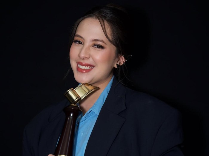 Adhisty Zara raih penghargaan film sebagai aktris.