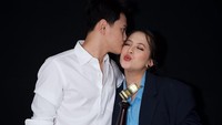Kini, ada Abdullah Tsaqib, suami yang mendampingi Adhisty Zara. Pasangan ini mengumumkan pernikahan pada 31 Mei 2026 di media sosial mereka. Foto: Instagram @zaraadhsty fotografer: @fadlihnaufaldikaa
