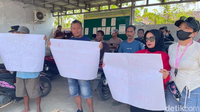 Aksi demo di depan kantor Desa Tambahmulyo Kecamatan Jakenan, Senin (24/8/2026).