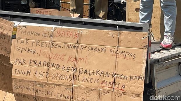 Aksi demo di depan kantor Desa Tambahmulyo Kecamatan Jakenan, Senin (24/8/2026).