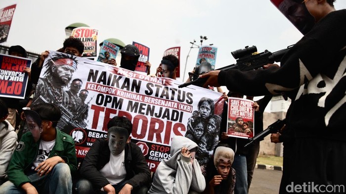 Massa Solidaritas Nasional untuk Papua (SNP) menggelar aksi unjuk rasa di depan Gedung DPR/MPR RI, Jakarta, Senin (24/8/2026). Pada kesempatan itu, SNP mendesak pemerintah dan DPR RI menaikkan status Kelompok Kriminal Bersenjata (KKB)/Organisasi Papua Merdeka (OPM) menjadi teroris, dengan menyoroti sejumlah dugaan kekerasan dan pelanggaran kemanusiaan di Papua.