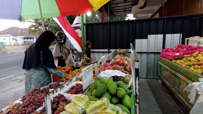 Aktivitas di lapak buah Jalan Imam Bonjol Nganjuk jelang Maulid Nabi