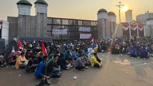 Aliansi Komando Rakyat Jaga Persatuan gelar aksi di depan gedung DPR (Adhfar/detikcom)