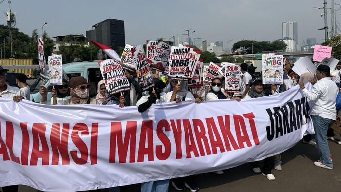 Aliansi Masyarakat Jakarta menggelar aksi unjuk rasa di depan DPR. (Adhfar/detikcom)