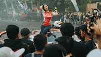 Pose Anindita Hidayat lainnya di atas mobil. Terlihat pengunjung begitu ramai menyaksikan aksi wanita yang punya 1,2 juta pengikut di Instagram tersebut. (Foto: dok Instagram aninditahidayat)