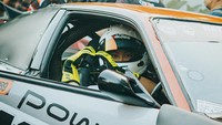 Anindita Hidayat memberi tanda cinta sebelum memulai drifting. Ia melakukan aksinya itu di salah satu acara otomotif di Yogyakarta. (Foto: dok Instagram aninditahidayat)