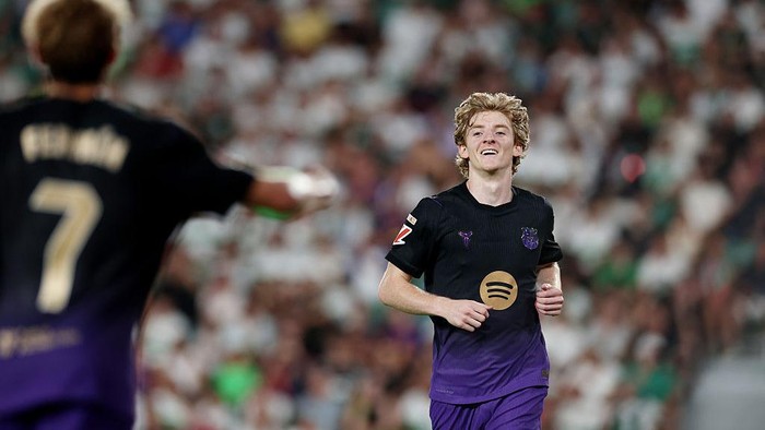 ELCHE, SPAIN - AUGUST 23: Fermin Lopez of FC Barcelona celebrates 0-4 with Anthony Gordon of FC Barcelona during the LaLiga EA Sports  match between Elche v FC Barcelona at the Estadio Manuel Martinez Valero on August 23, 2026 in Elche Spain (Photo by David Ramirez/Soccrates/Getty Images)