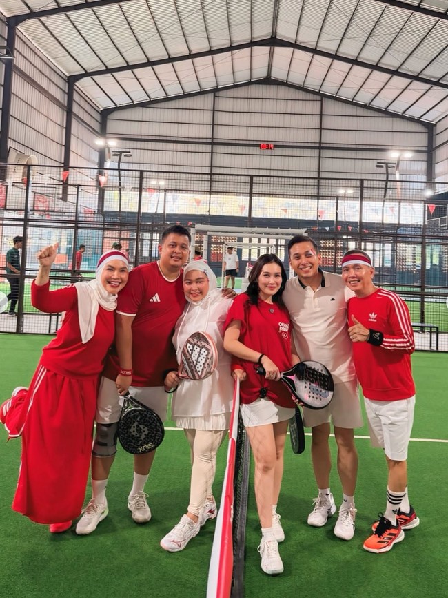 Kevin Gusnadi terlihat ikut hadir di acara 17an keluarga Ayu Ting Ting. Kebersamaannya dengan Ayu dan keluarga sang kekasih kembali jadi sorotan. Foto: Instagram/@ayutingting92