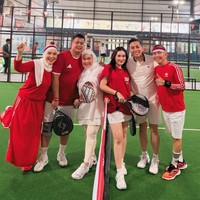 Kevin Gusnadi terlihat ikut hadir di acara 17an keluarga Ayu Ting Ting. Kebersamaannya dengan Ayu dan keluarga sang kekasih kembali jadi sorotan. Foto: Instagram/@ayutingting92