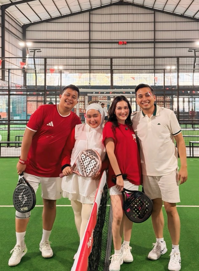 Kompak dengan keluarga Ayu, Kevin tampil dengan busana bernuansa putih. Ia memadukan atasan berkerah dengan celana pendek dan sepasang sneakers putih. Foto: Instagram/@ayutingting92