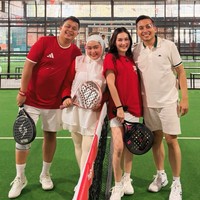 Kompak dengan keluarga Ayu, Kevin tampil dengan busana bernuansa putih. Ia memadukan atasan berkerah dengan celana pendek dan sepasang sneakers putih. Foto: Instagram/@ayutingting92