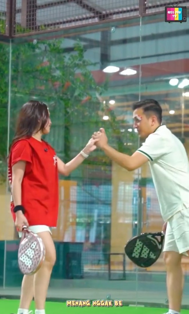 Main padel bareng keluarga Ayu, keduanya kompak menjadi satu tim. Tak hanya kompak, keduanya juga terlihat makin romantis. Foto: Instagram/@ayutingting92