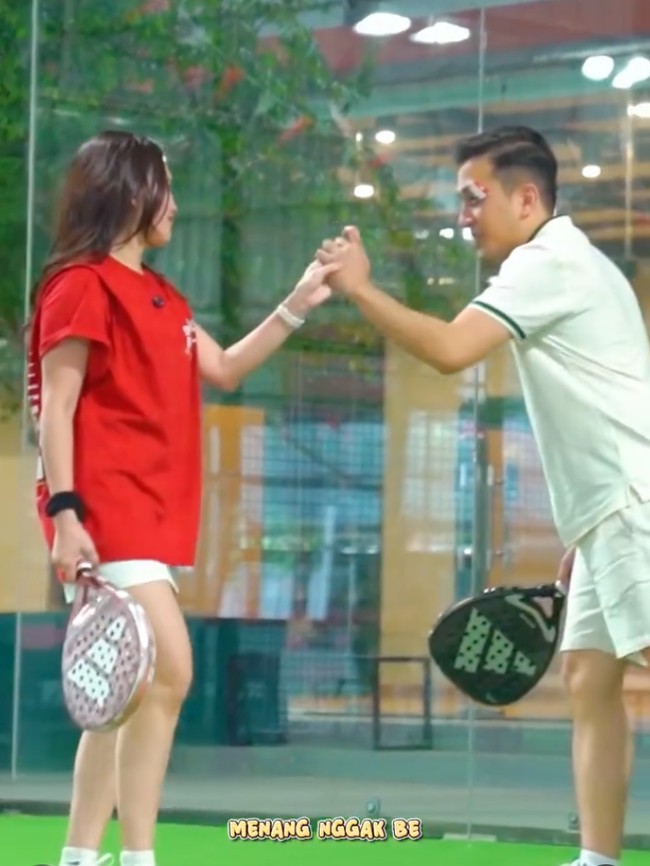 7 Gaya Ayu Ting Ting Main Padel Bareng Pacar, Makin Kompak & Romantis