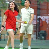 Ayu sendiri tampil santai kenakan kaos oversized merah dipadukan dengan rok olahraga pendek berwarna putih. Rambut panjangnya tampak ddibiarkan terurai. Foto: Instagram/@ayutingting92