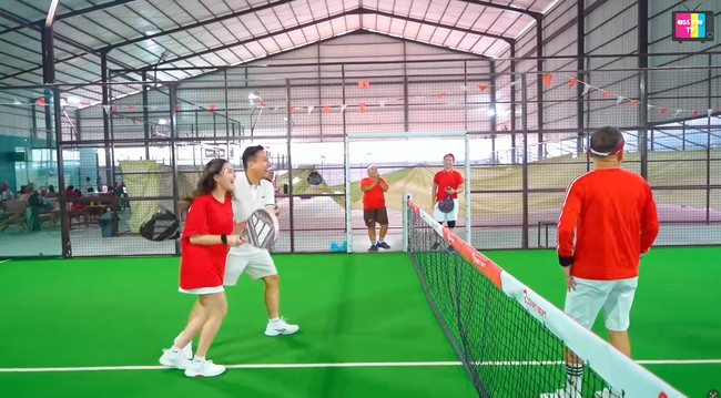 Berhasil menang melawan ayah dan ibunya, Abdul Rozak dan Umi Kalsum, Ayu langsung menggandeng Kevin menghampiri kedua orangtuanya tersebut. Foto: YouTube/Qiss You TV