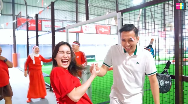 Makin mesra dengan Kevin, kebahagiaan tampak jelas di wajah Ayu. Kini dirinya juga terlihat semakin terbuka memamerkan kedekatannya dengan Kevin. Foto: YouTube/Qiss You TV