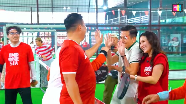 Meski akhirnya kalah melawan adik Ayu, Syifa dan suaminya, namun Ayu tetap terlihat bergembira. Saat saling bersalaman, tangan Ayu dan Kevin bahkan tampak saling merangkul, seolah keduanya tak terpisahkan. Foto: YouTube/Qiss You TV