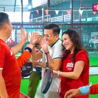 Meski akhirnya kalah melawan adik Ayu, Syifa dan suaminya, namun Ayu tetap terlihat bergembira. Saat saling bersalaman, tangan Ayu dan Kevin bahkan tampak saling merangkul, seolah keduanya tak terpisahkan. Foto: YouTube/Qiss You TV