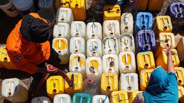 Warga mengantre untuk mendapatkan bantuan air bersih di Makassar, Sulawesi Selatan, Senin (24/8/2025). Badan Penanggulangan Bencana Daerah (BPBD) Makassar menyalurkan bantuan air bersih sekitar 60 ribu-70 ribu liter per hari untuk membantu warga terdampak kekeringan akibat kemarau yang diperparah oleh fenomena el nino di daerah itu. ANTARA FOTO/Arnas Padda/YU