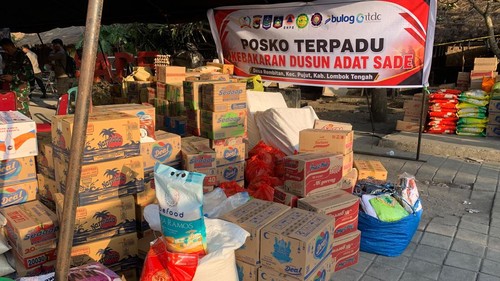 Bantuan yang disalurkan Bulog NTB untuk warga Kampung Adat Sade korban kebakaran.