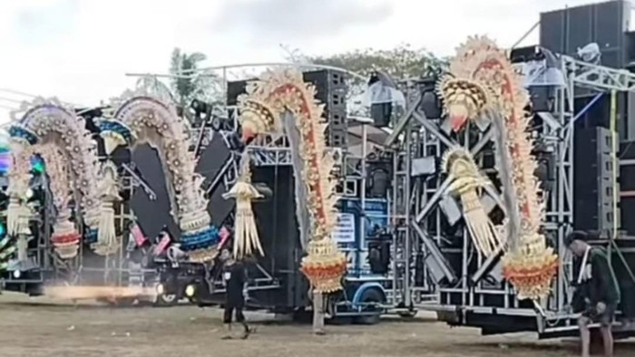 Barisan Sound Horeg di lapangan sebelum diberangkatkan