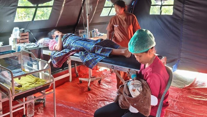 Bayi laki laki lahir di tenda darurat pascagempa NTT.