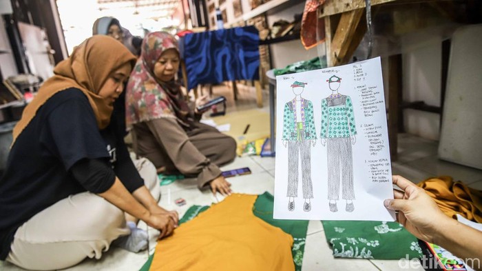 Sejumlah warga belajar membuat batik di Rumah Batik Palbatu, Tebet, Jakarta Selatan, Senin (24/8/2026). Kegiatan tersebut menjadi wadah bagi warga untuk memperoleh keterampilan yang dapat menjadi bekal menghadapi kondisi ekonomi saat ini.