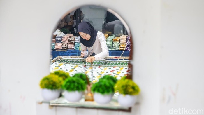 Sejumlah warga belajar membuat batik di Rumah Batik Palbatu, Tebet, Jakarta Selatan, Senin (24/8/2026). Kegiatan tersebut menjadi wadah bagi warga untuk memperoleh keterampilan yang dapat menjadi bekal menghadapi kondisi ekonomi saat ini.