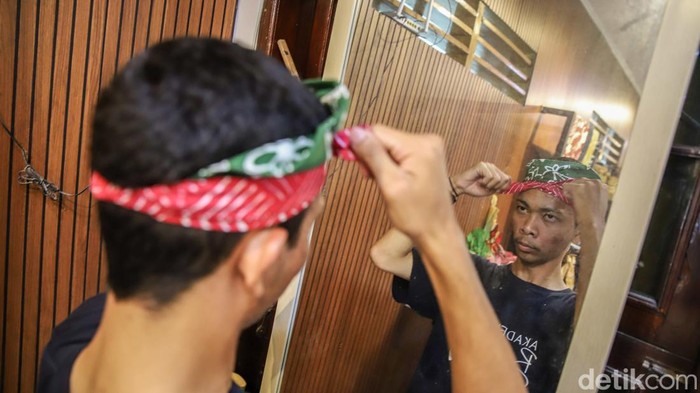 Sejumlah warga belajar membuat batik di Rumah Batik Palbatu, Tebet, Jakarta Selatan, Senin (24/8/2026). Kegiatan tersebut menjadi wadah bagi warga untuk memperoleh keterampilan yang dapat menjadi bekal menghadapi kondisi ekonomi saat ini.