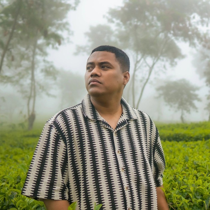 Bryan Zparta berkolaborasi dengan KapthenPureK dan Son Dheztrow dalam single Main Rasa. Lagu ini menawarkan nuansa segar dan relatable bagi pendengar.