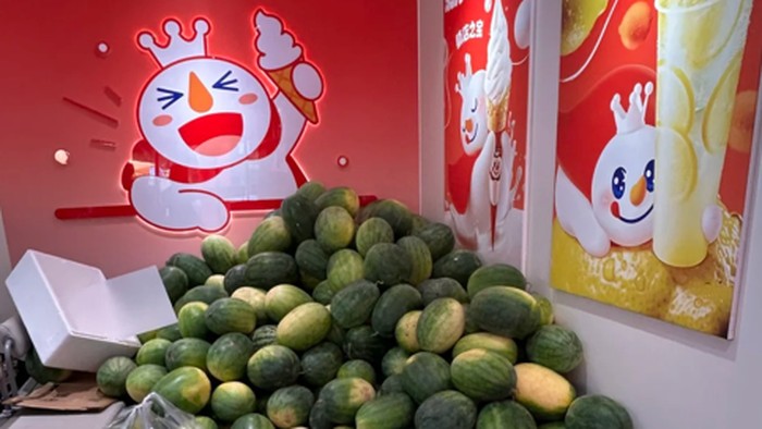 Bukan Diskon, Mixue di China Bagi-bagi Semangka Gratis ke Pelanggan