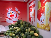Bukan Diskon, Mixue di China Bagi-bagi Semangka Gratis ke Pelanggan